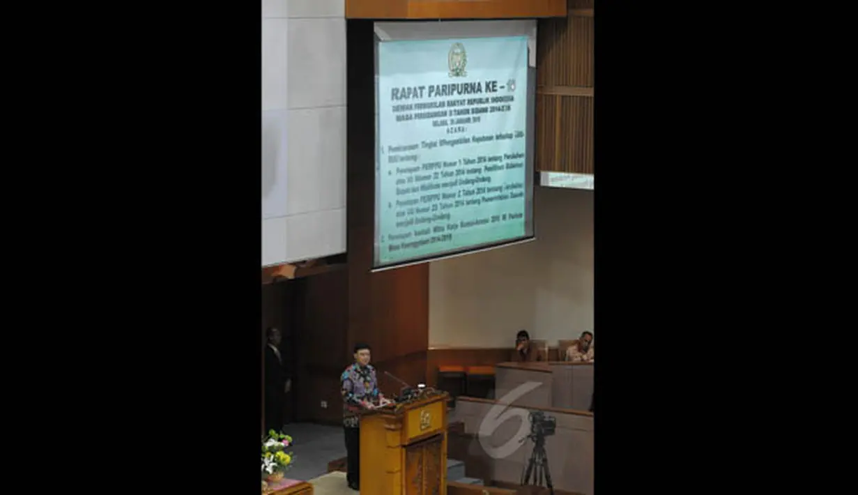 Mendagri Tjahjo Kumolo membacakan pandangan pemerintah mengenai Perppu Nomor 1 Tahun 2014 tentang Pilkada langsung di Ruang Sidang Paripurna, Nusantara II, Komplek Parlemen, Jakarta, Selasa (20/1/2015). (Liputan6.com/Andrian M Tunay)