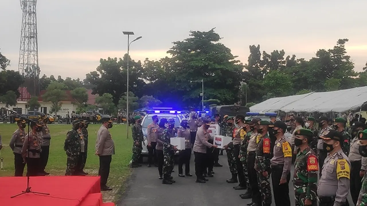 Penyerahan secara simbolis bantuan sembako untuk meringankan warga terdampak PPKM mikro diperketat.