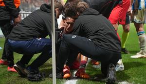 Pemain Timnas Indonesia dan Excelsior, Miliano Jonathans, meringis kesakitan setelah lututnya dihajar pemain lawan. (Dok. Vi.NL/Pro Shot)