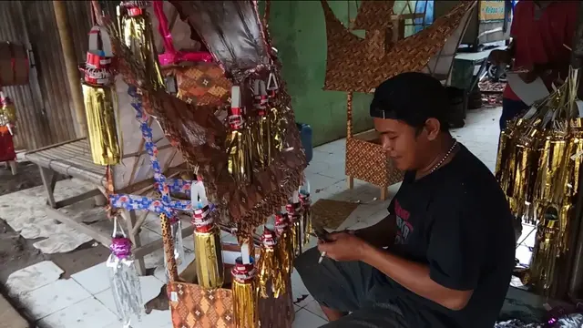 Kapal Panjang Mulud yang Terdampar di Jalanan