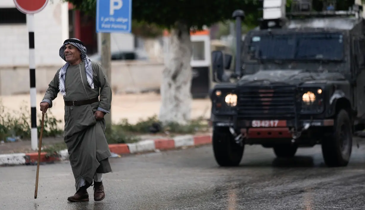 Para saksi mata melaporkan adanya konfrontasi sengit di daerah tersebut dan pengerahan besar-besaran tentara Israel untuk melakukan penangkapan. (AP Photo/Majdi Mohammed)