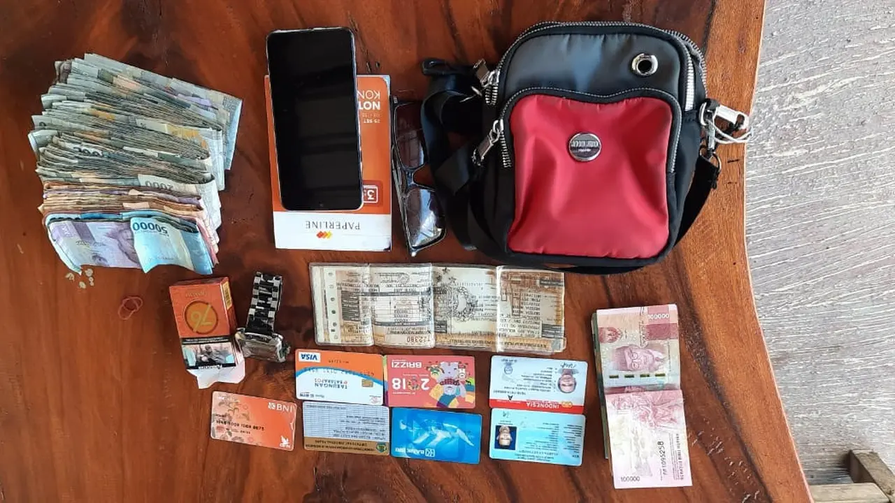 Barang bukti uang senilai Rp1 Juta beserta barang bukti lainya  berhasil diamankan dalam kasus pencruian toko di Banyuwangi (Istimewa)