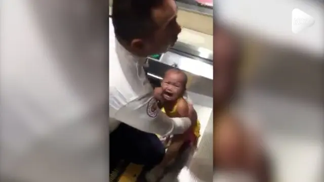 Seorang balita terlepas dari pengamatan orangtua hingga jarinya terjepit eskalator pada sebuah mal di Filipina.