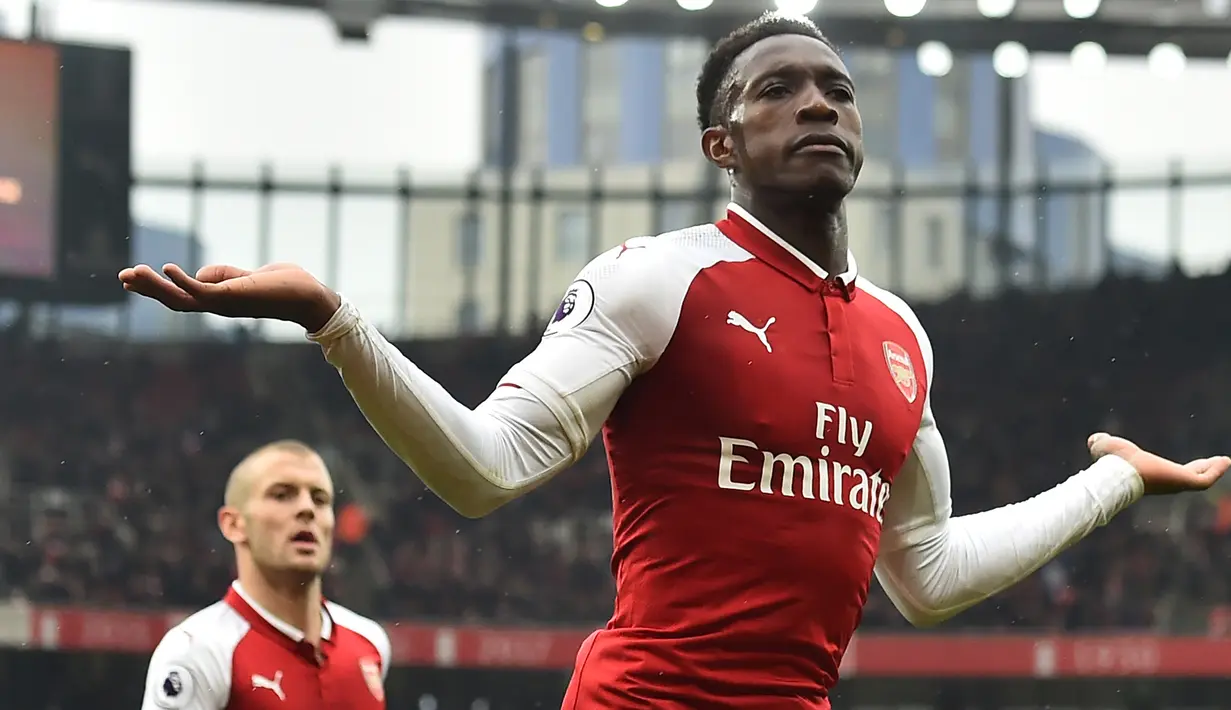 Striker Arsenal, Danny Welbeck mencetak gol ke gawang Southampton dalam lanjutan Premier League 2017/2018 di Stadion Emirates, Minggu (8/4). Welbeck jadi pahlawan The Gunners lewat dua gol yang disumbangkannya. (Glyn KIRK / AFP)