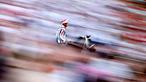 Joki Elias Mannuci menunggang kudanya saat latihan jelang pacuan kuda Palio di Siena, Italia, (29/6/2016). (Reuters/Stefano Rellandini)