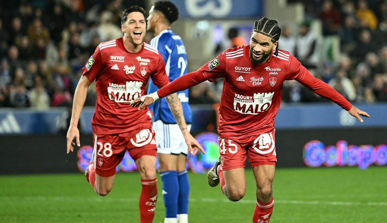 Pemain kelima alias terbaru yang mencetak hattrick di Ligue 1 2023/2024 adalah gelandang Prancis yang memperkuat Stade Brestois, Mahdi Camara. Pemain yang tengah menjalani musim pertama berseragam Stade Brestois ini membuat hattrick pada pekan teranyar Ligue 1 2023/2024, yaitu pekan ke-23 saat menang 3-0 atas tuan rumah Strasbourg (24/2/2024). Hingga pekan ke-23 Ligue 1 2023/2024 ia telah mencetak total 5 gol dan 3 assist dari 21 laga. (AFP/Sebastien Bozon)