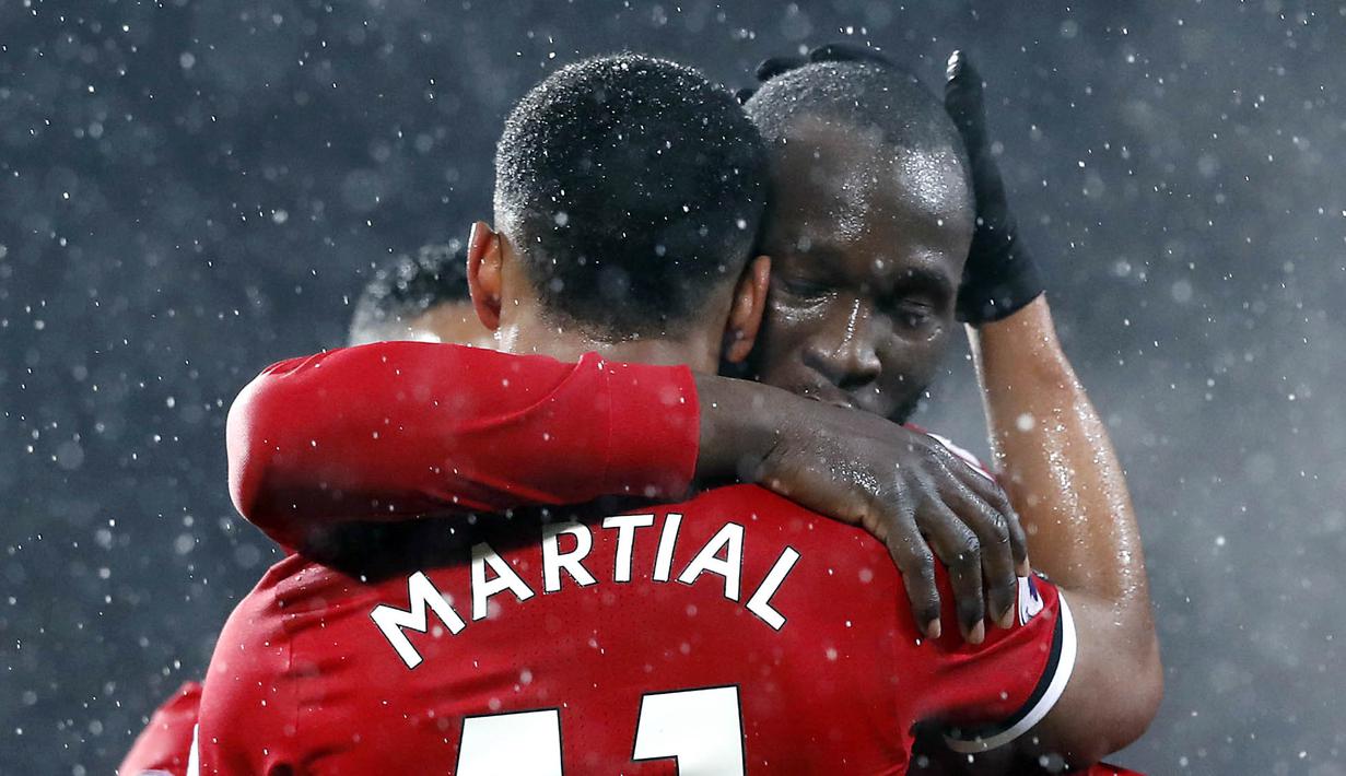 Striker Manchester United, Romelu Lukaku, memeluk Anthony Martial usai mencetak gol  ke gawang AFC Bournemouth pada laga Premier League di Stadion Old Trafford, Rabu(13/12/2017). Manchester United menang 1-0 atas AFC Bournemouth. (AP/Martin Rickett)