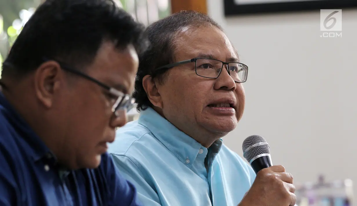 Ekonom senior Rizal Ramli menyampaikan kritikan kepada Capres Nomor Urut 01 mengenai pidatonya kemarin di Tebet, Jakarta, Senin (25/2). Rizal menyebut harusnya Jokowi berani untuk minta maaf kepada rakyat Indonesia. (Liputan6.com/Johan Tallo)