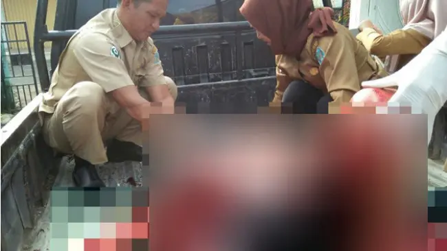 Sejumlah petugas medis tengah melakukan pertolongan pertama kepada korban usai berduel dengan rekan kerjanya. (JawaPos.com/Alwi Alim)