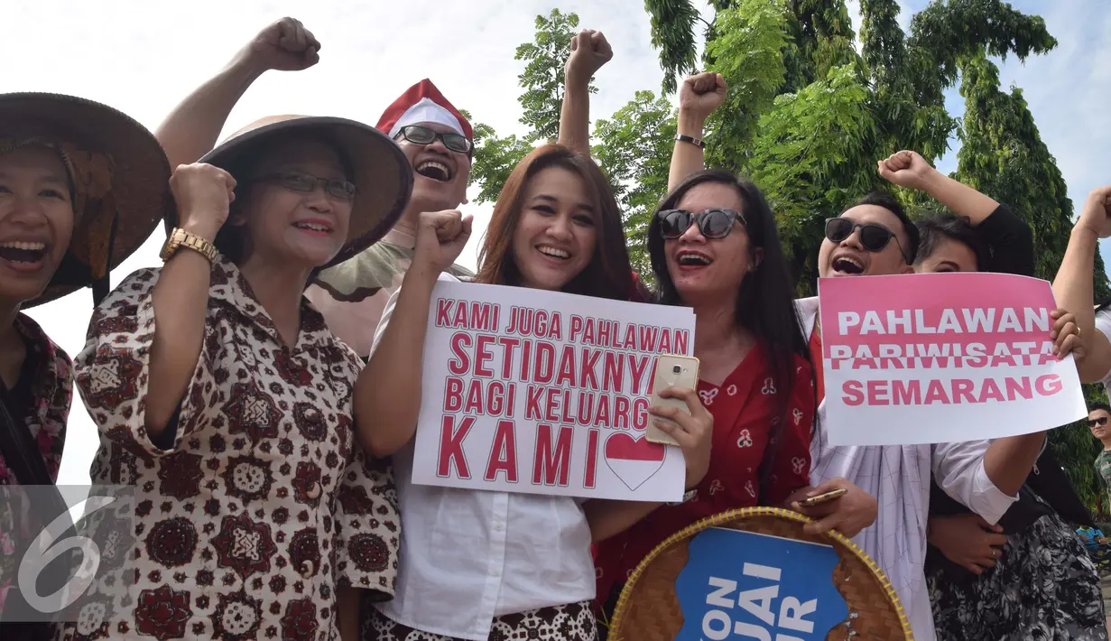 Sejumlah orang memakai baju pejuang dan menyerupai tokoh pahlawan berpose untuk foto bersama saat memperingati Hari Pahlawan di Lapangan Simpanglima, Semarang, Kamis (10/11). (Liputan6.com/Gholib) 