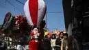 Menyambut perayaan Natal 2024, sejumlah pernak-pernik ramai diperdagangkan. (Arun SANKAR/AFP)