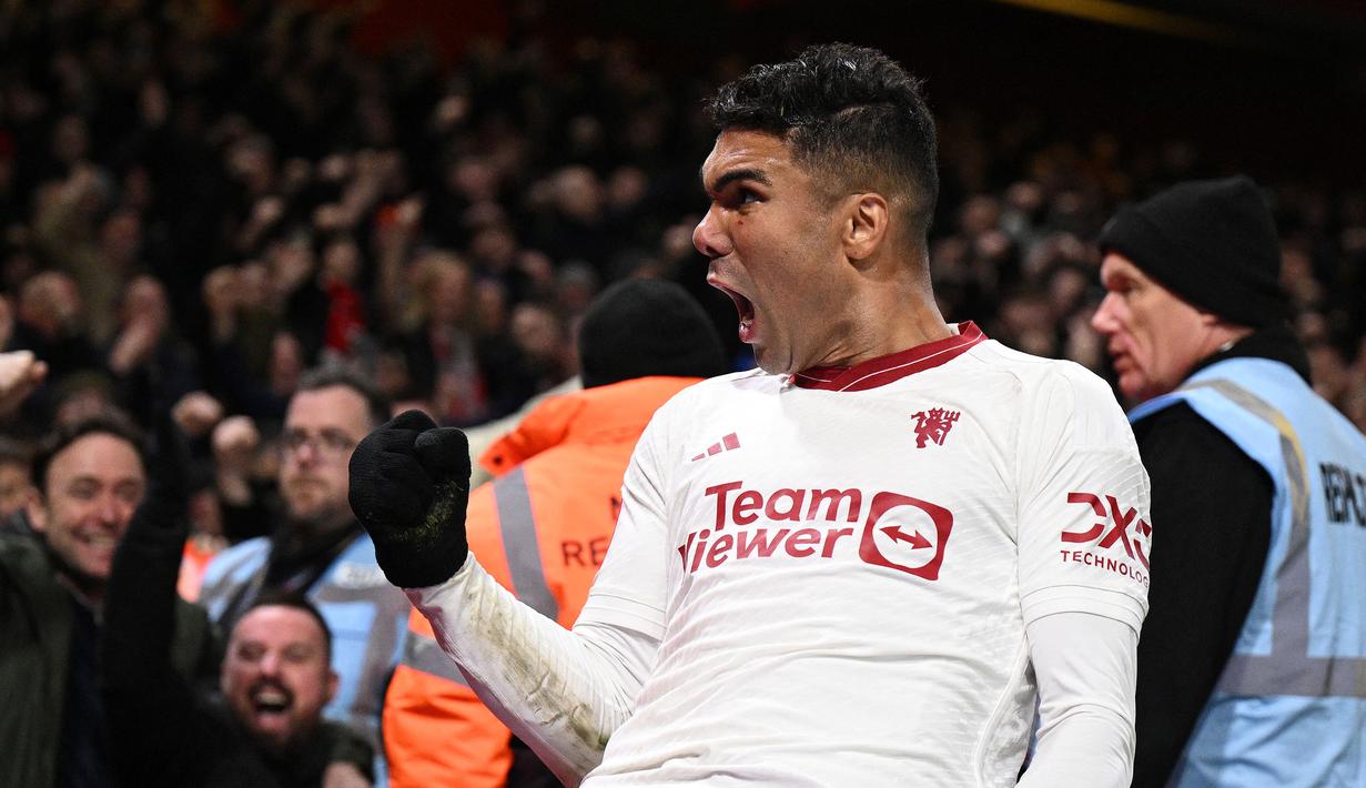 Pemain Manchester United, Casemiro melakukan selebrasi setelah mencetak gol penentu kemenangan timnya ke gawang Nottingham Forest pada laga putaran kelima Piala FA 2023/2024 di The City Ground, Nottingham, Inggris, Kamis (29/02/2024) WIB. (AFP/Oli Scarff)