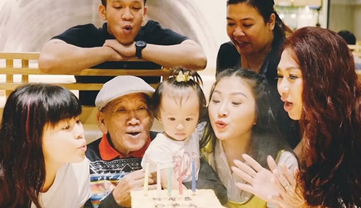 Sekitar dua pekan lalu, Jordi mengunggah sebuah foto bersama sang ayah dan keluarga besarnya yang sedang merayakan ulang tahun sang ayah. “Selamat ulang tahun pa, sehat selalu 👴🏻,” tulis Jordi di keterangan fotonya. (Instagram/Jordionsu)
