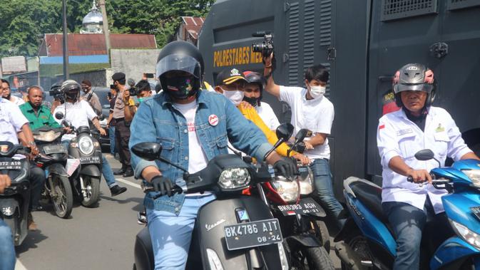 Saat tiba di Kantor KPU Medan, Jalan Kejaksaan, Bobby-Aulia tampak kompak mengenakan celana jins dan jaket denim dipadukan t-shirt putih serta mengendarai sepeda motor.