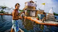 Keren, Pria Ini Mencipta Pulau Terapung dari 150 Ribu Botol 