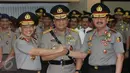 Kapolri Jenderal Pol Tito Karnavian, Komjen Pol Syafruddin dan Kepala Badan Intelijen Negara Jenderal Pol Budi Gunawan (kiri ke kanan) bersalaman usai pelantikan jabatan Wakapolri di Mabes Polri, Jakarta, Sabtu (10/9). (Liputan6.com/Helmi Fithriansyah)