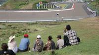 Warga setelmpat dizinkan oleh Gubernur NTB, Zulkieflimansyah untuk menyaksikan balapan MotoGP dari Bukit Seger, Kuta, Lombok Tengah, secara gratis. (Hans Bahanan/Liputan6)