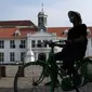 Warga menggunakan sepeda wisata di kawasan Kota Tua Jakarta, Kamis (29/10/2020). Libur panjang di masa pemberlakuan PSBB transisi Jakarta dimanfaatkan warga untuk mengunjungi lokasi-lokasi wiisata. (Liputan6.com/Helmi Fithriansyah)