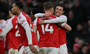 Striker Arsenal asal Swedia #14, Viktor Gyokeres (2R), merayakan gol kedua mereka bersama bek Arsenal asal Spanyol #36, Martin Zubimendi (R), selama pertandingan Liga Inggris antara Arsenal dan Sunderland di Stadion Emirates di London pada 7 Februari 2026. (Glyn KIRK/AFP)