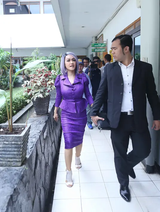 Pemeran film 'Merry Riana: Mimpi Sejuta Dolar' langsung tersenyum bahagia usai hakim mengetuk palu bahwa pernikahannya telah berakhir. (Nurwahyunan/Bintang.com)