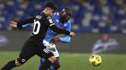 Pemain Napoli, Kalidou Koulibaly (kanan) berebut bola dengan pemain Spezia, Kevin Agudelo dalam pertandingan perempat final Coppa Italia di Stadion Diego Armando Maradona, Jumat (29/1/2021) dini hari WIB. (Foto: AP/LaPresse/Alessandro Garofalo)