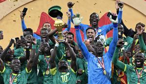 Penyerang Senegal bernomor punggung 10, Sadio Mane, mengangkat trofi saat merayakan kemenangan bersama rekan-rekan setimnya setelah memenangkan pertandingan final Piala Afrika (CAN) 2025 melawan Maroko di Stadion Pangeran Moulay Abdellah di Rabat, Senin (19-1-2026) dini hari WIB. (SEBASTIEN BOZON/AFP)