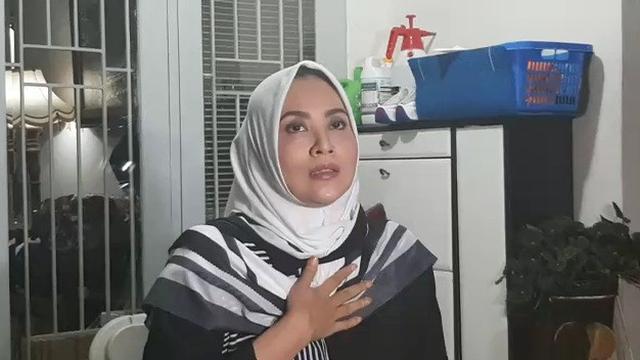 Elma Theana memberikan keterangan seputar kesehatan ibundanya