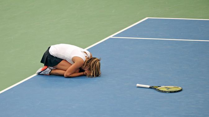 Ekspresi petenis putri Jerman, Annika Beck, setelah mengalahkan petenis Swiss, Timea Bacsinszky dalam lanjutan tenis Piala Fed di Leipzig, Jerman, (7/2/2016). (AFP/dpa/Jan Woitas/Germany OUT)