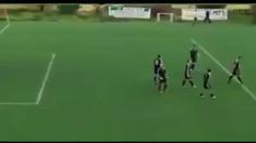 Sebuah kejadian menarik di salah satu liga amatir di Yunani. Kesal karena diejek, tim ini menghajar satu pemain lawan.