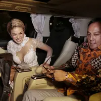 Nikita Mirzani bersama pasangan Dipo Latief saat turun dari mobil saat hadir dalam perayaan 29 tahun berkarya Anne Avantie.  (Adrian Putra/Bintang.com)