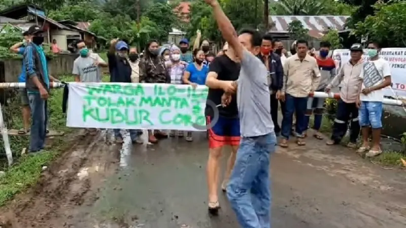 Warga Kecamatan Wori, Kabupaten Minahasa Utara menggelar aksi menolak rencana penyediaan lahan pekuburan khusus jenasah Covid-19.