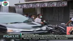 Asap pekat dari kawah Gunung Agung, Bali, masih membumbung, sejumlah warga di Tulamben, Karangasem masih beraktivitas.