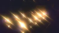 Lilin-lilin dinyalakan di tepi makam oleh para peziarah sebagai simbol perayaan Hari Paskah. (Liputan6.com/Ahmad Romadoni)