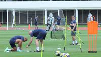 Latihan ini menjadi langkah awal persiapan Timnas Indonesia untuk menghadapi FIFA Series 2026. Tampak dalam foto, pelatih Timnas Indonesia, John Herdman (kanan), sesaat sebelum memimpin latihan perdana di Lapangan Stadion Madya, Kompleks Gelora Bung Karno, Senayan, Jakarta, Selasa (24/3/2026). (Bola.com/M Iqbal Ichsan)