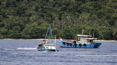 Kementerian Kelautan dan Perikanan bersama Satgas 115 kembali melakukan pemusnahan barang bukti tindak pidana perikanan dengan menenggelamkan kapal perikanan pelaku illegal fishing di Natuna. (Dok: KKP)