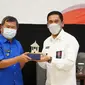 Bupati Garut Rudy Gunawan menyerahkan cenderamata kepada Sekretaris Utama BNPT RI, Mayjen TNI Dedi Sambowo, dalam Silaturahmi dan Dialog Kebangsaan BNPT. (Liputan6.com/Jayadi Supriadin)