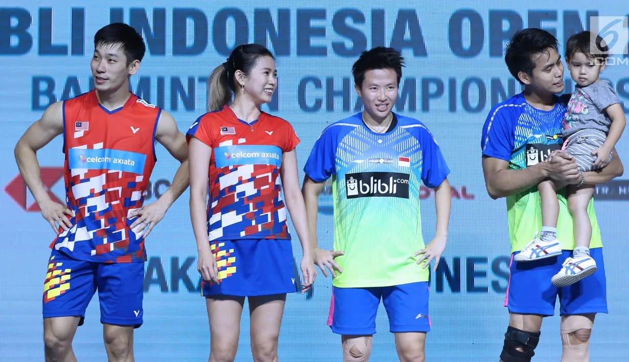 Ganda campuran Indonesia, Tontowi Ahmad/Liliyana Natsir (kanan) bersama Chan Peng Soon/Goh Liu Ying (Malaysia) usai Final Indonesia Open 2018 di Istora GBK, Minggu (8/7). Tontowi/Liliyana unggul 21-17, 21-8. (Liputan6.com/Helmi Fithriansyah)
