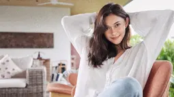 Nana Mirdad juga sering memadukan busana blouse ataupun kemeja putih polosnya dengan celana jeans. Gaya Nana ini pun membuatnya terlihat bak ABG. (Liputan6.com/IG/@nanamirdad_)