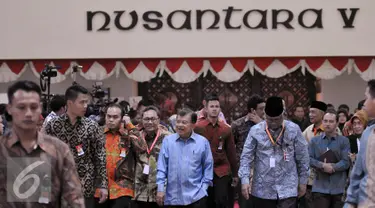 Wakil Presiden Jusuf Kalla bersama Ketua MPR Dzulkifli Hasan dan Plt Pimpinan KPK Taufiqurrahman tiba untuk membuka Konferensi Nasional Pemberantasan Korupsi (KNPK) Tahun 2015, Jakarta, Kamis (3/12). (Liputan6.com/Johan Tallo)