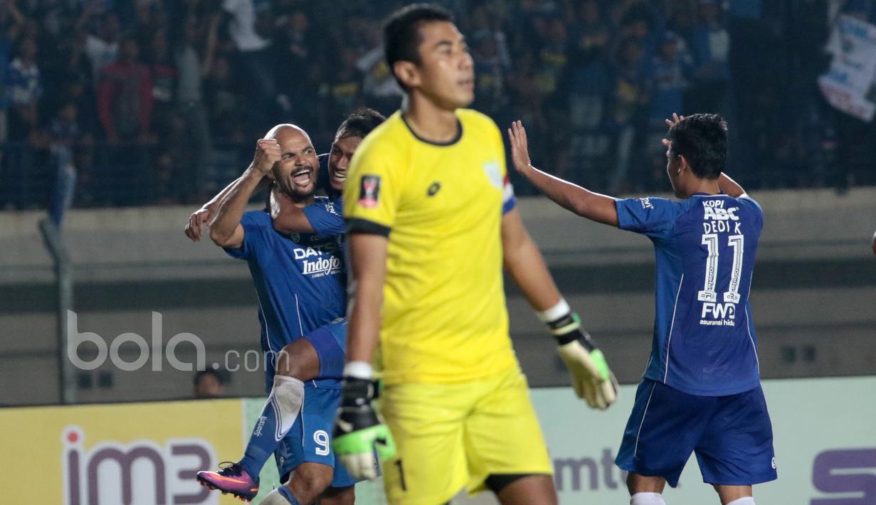 Tekanan bertubi-tubi yang dilancarkan Persib berbuah gol kedua. Kali ini, Van Dijk mengubah skor mencetak gol setelah menerima umpan matang, Febri Hariyadi pada menit ke-86. Persib menang 2-0. (Bola.com/Nicklas Hanoatubun)