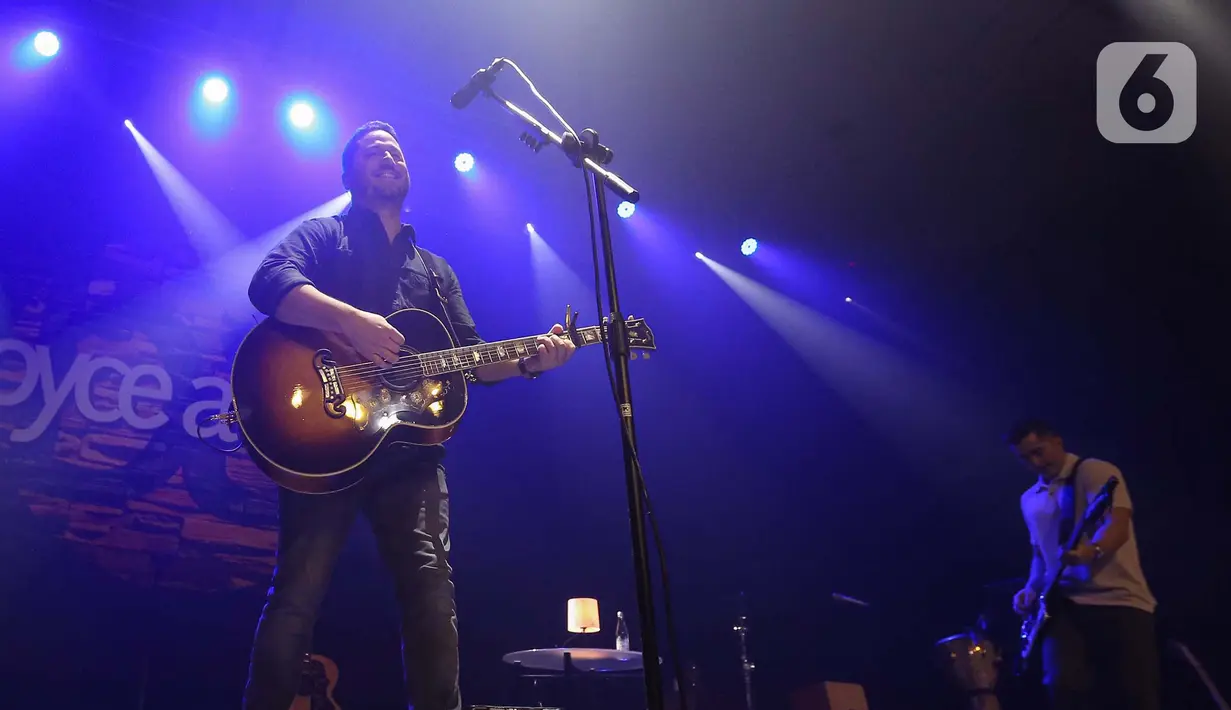 Boyce Avenue melanjutkan dengan lagu hits lainnya. (Liputan6.com/Angga Yuniar)