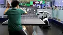 Seorang pengunjung bermain tenis meja dengan robot di ChinaJoy 2020 di Shanghai, China timur, pada 31 Juli 2020. Ajang permainan terbesar di Asia, ChinaJoy atau dikenal sebagai China Digital Entertainment Expo and Conference, dimulai pada Jumat (31/7) di Shanghai. (Xinhua/Fang Zhe)