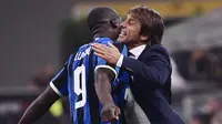 Pelatih Inter Milan, Antonio Conte, bersama Romelu Lukaku merayakan kemenangan atas AC Milan pada laga Serie A di Stadion San Siro, Milan, Sabtu (21/9). Milan kalah 0-2 dari Inter. (AFP/Marco Bertorello)