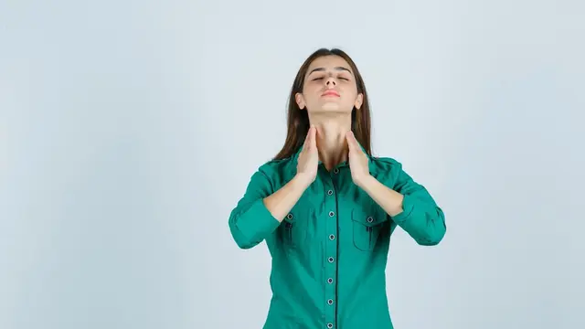 Seorang perempuan sedang merileksasi diri (Foto Dok: Freepik/8photo)