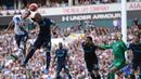 Proses terjadinya gol melalui sundulan yang dicetak oleh pemain Tottenham, Toby Alderweireld ke gawang Manchester City pada laga Liga Inggris di Stadion White Hart Lane, London, Sabtu (26/9/2015). (Action Images via Reuters/Tony O'Brien)