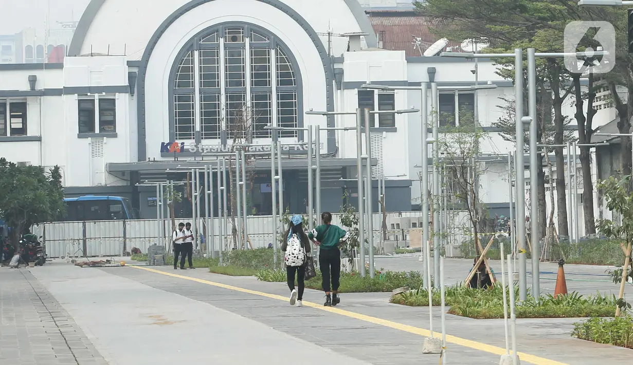 Warga beraktivitas di Kawasan Kota Tua, Jakarta, Rabu (3/8/2022). Proyek revitalisasi jalur pedestrian di kawasan Kota Tua akan selesai pada Agustus 2022, yang sudah mencapai 98 persen. (Liputan6.com/Herman Zakharia)