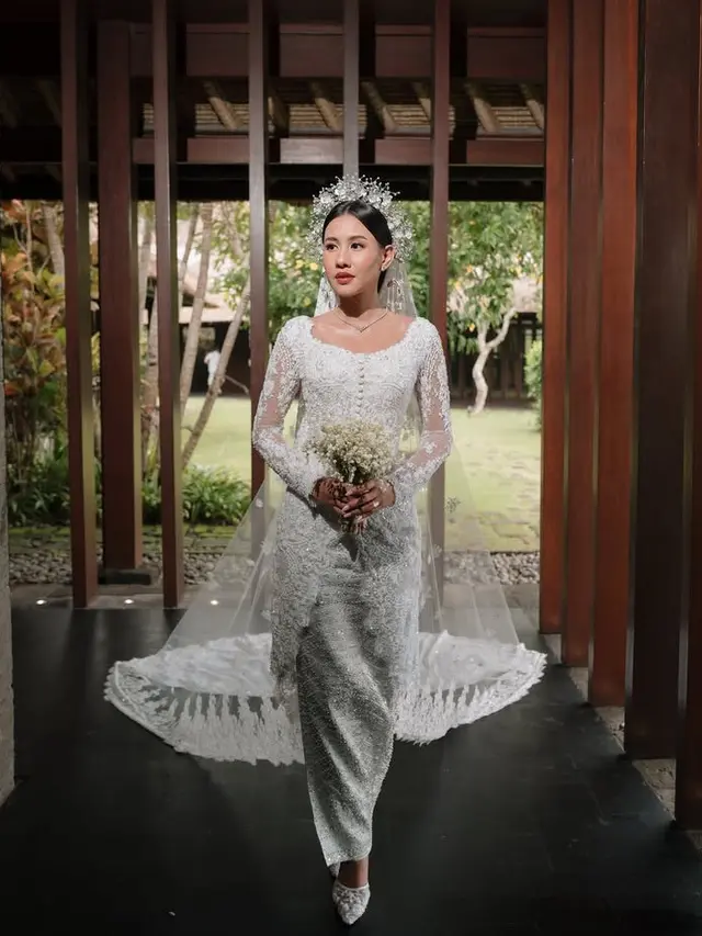 Kebaya Pilihan Shenina Cinnamon dari lamaran hingga pernikahannya. [@sheninacinnamon]