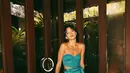 Penampilan Putri Marino yang selalu stunning kenakan outfit apapun memang bisa jadi inspirasi untuk kamu yang punya rambut bondol. Tak mudah menemukan outfit yang pas untuk rambut super pendek. Salah satu penampilan Putri Marino yang paling banyak dibicarakan adalah ketika ia menghadiri acara BVLGARI. Di sini, ia memilih mengenakan atasan corset tanpa tali berwarna biru turquoise dengan celana satin yang senada, dikombinasikan dengan open-toe heels berwarna putih. [Foto: Instagram/putrimarino]