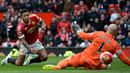 Penyerang MU, Memphis Depay, berusaha membobol gawang Aston Villa pada laga Liga Inggris di Stadion Old Trafford, Manchester, Sabtu (16/4/2016). MU menang 1-0 atas Aston Villa. (AFP/Oli Scarff)