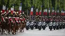 Suasana arak-arakan Presiden terpilih Prancis Emmanuel Macron saat berparade di jalan Champs Elysees usai upacara peresmian sebagai Presiden Prancis, Paris, Minggu (14/5). (AFP PHOTO / CHARLY TRIBALLEAU)
